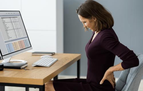 ergonomie-femme-mal-de-dos-au-bureau-parce-qu'elle-est-mal-assise
